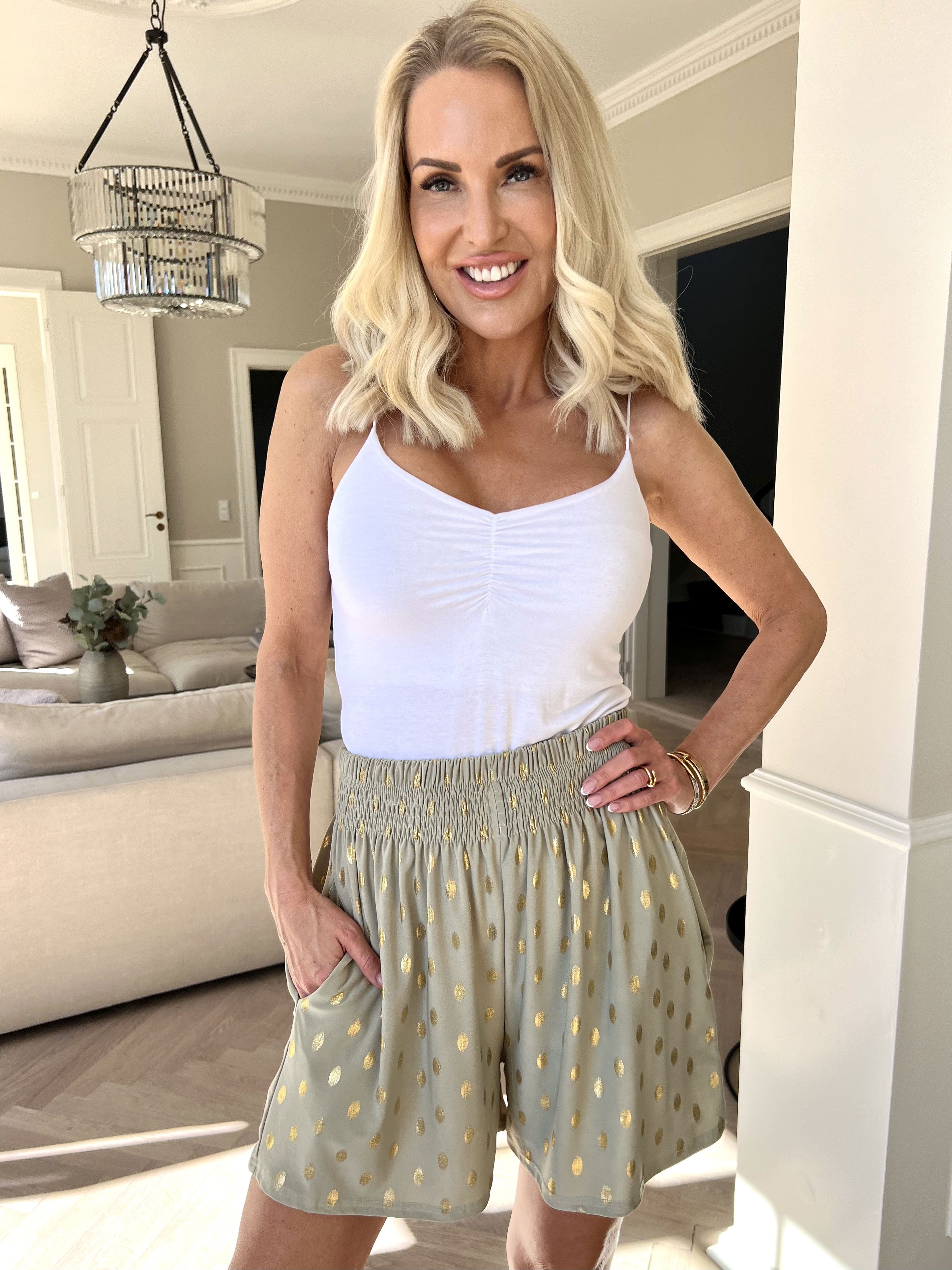 Pams Dot Shorts - Löst sittande shorts i stretchigt tyg med guldprickar